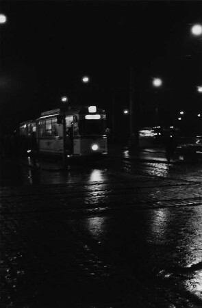 Straßenbahn an der Haltestelle Postplatz