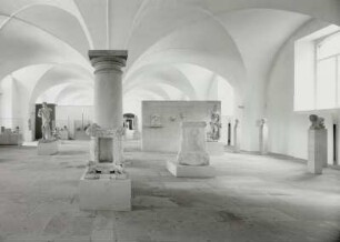 Antikenhalle. Raumaufnahme. Ansicht mit dreiseitiger Kandelaberbasis (hadrianisch-antoninisch,; mittleres 2. Jh. n. Chr.)