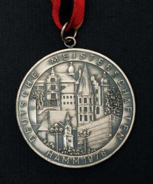 Silbermedaille Deutsche Meisterschaften in Kurzschrift und Maschinenschreiben in Hamm 1976 am schwarz-rot-goldenen Band : Sammlung Deutscher Stenografenbund. Silbermedaille Deutsche Meisterschaften in Kurzschrift und Maschinenschreiben in Hamm 1976 am schwarz-rot-goldenen Band. Messing, versilbert; Durchmesser 50 mm, Gewicht 52,5 g (1976; Deschler & Sohn, München). Dresden: SLUB R c 0522