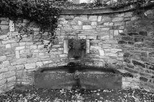 Wiegehäuschen und Brunnen; Usingen, Bachstraße