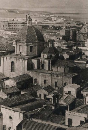 Cagliari. Sardinien. Blick über die Dächer der Altstadt (Castello) zur Kathedrale Santa Maria di Castello