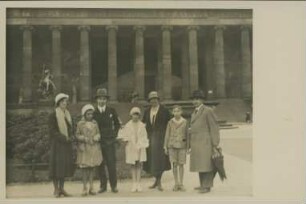 Personengruppe vor dem Alten Museum Berlin