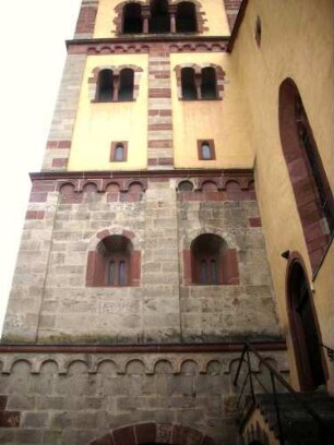 Stadtkirche - Kirchturm von Süden-mittelere Geschosse mit Rundbogenfries sowie romanischen Fenstern und Biforien in Übersicht