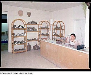 Ta' Qali Crafts Village (Handwerkerdorf in den ehemaligen Hangars und Kasernen des Flugplatzes). Schau- und Verkaufshalle für Keramik und Spielzeug
