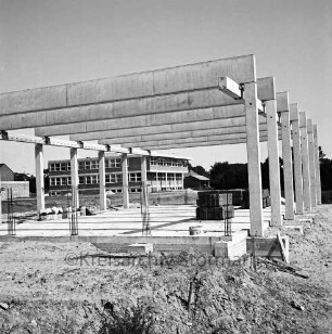 Sporthalle der Dörfergemeinschaftsschule Bargteheide-Land: Alte Landstraße: in Bau: Ständerwerk aus Beton-Fertigteilen: im Hintergrund Amtshaus Bargteheide-Land vor Fertigstellung