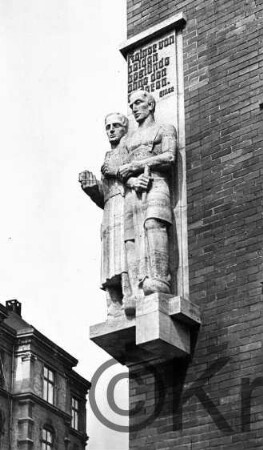 Arbeiter der Stirn und Arbeiter der Faust: Reichsbahndirektion Altona: Hamburg, Am Felde: Südwestecke westlicher Seitenflügel: zwei Männer in Berufsbekleidung mit Handwerkszeug: darüber Inschrift "Keiner von beiden bestünde ohne den anderen. Hitler";