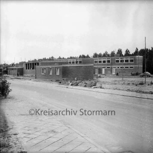 Sonderschule [später: Schule am Kurpark: Förderzentrum am Kurpark]: Am Kurpark: Richtfest: Rohbau: dahinter Kurpark: 5. Juli 1968