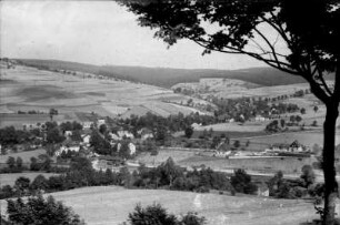 Blick über den Ort und Bahnhof