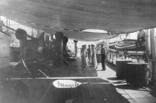Hochseepassagierdampfer. Deck mit Touristen beim Shuffleboardspiel