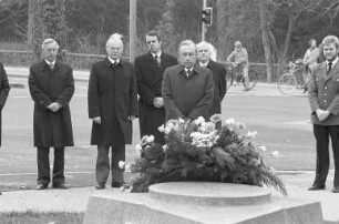 Kranzniederlegung am Mahnmal für die Opfer des RAF-Attentats auf Generalbundesanwalt Siegfried Buback, seinen Kraftfahrer Wolfgang Göbel und Justizhauptwachtmeister Georg Wurster