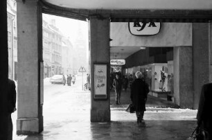 Freiburg: Kolonnade der Kaiserstraße mit Blick zum Martinstor