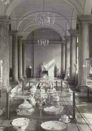 Dresden: Porzellansammlung im Zwinger, Langgalerie Juli 1952, China-Vasen