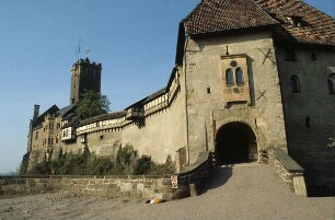 Eisenach. Wartburg. Ansicht der Burg von Nordost, links vom Torhaus anschließend Elisabethgang, dahinter neue Kemenate und Palas
