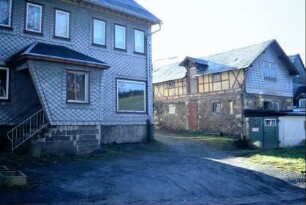 ehemaliger Laden in der Schulstraße, dahinter dazugehöriges Stallgebäude