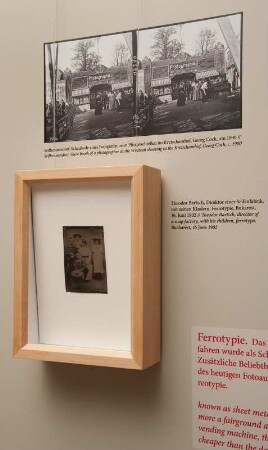 Dresden. SLUB. Ausstellung "Geteilte Erinnerungen. Das Fotoalbum - gesteckt, geklebt, gepostet" im Buchmuseum. Ausstellungstafel zur Fotografiegeschichte "Von Daguerre zum Selfie". Detail mit Stereobild und Kasten mit Ferrotypie