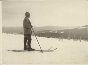 Winter in den Sudeten. Ein Mann auf Ski. Im Hintergrund der Kamm des Riesengebirges