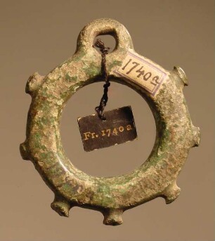 Ring, mit Buckeln verziert und einer Öse zum Aufhängen