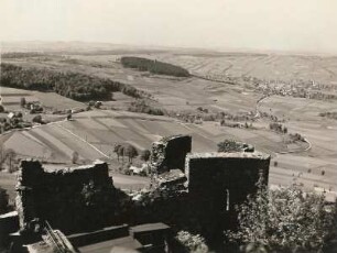 Blick vom Tollenstein (Tolštejn) nach Norden. Im Vordergrund ein Teil der Burgruine , im Mittelgrund rechts St. Georgenthal (Jiřetín pod Jedlovou )