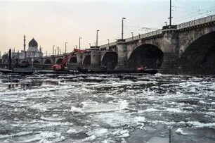 Marienbrücke (Straßenbrücke) : Straßenbrücke Marienbrücke. Blick über die Elbe bei Eisgang gegen ehem. Orientalische Tabak- und Zigarettenfabrik "Yenidze" (1907-1909; H. M. Hammitzsch)
