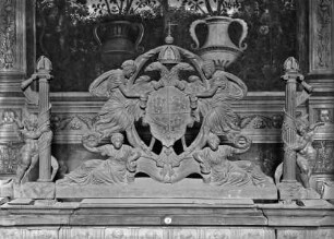 Aufsatz auf Wandschrank mit Wappen