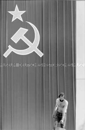 Arbeiter vor sozialistischem Emblem