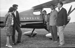 Freiburg: Flugplatz; die ersten Fluggäste vor dem Abflug