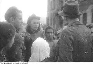 Dresden, Oschatzer Kinder helfen beim Wiederaufbau, Dresdner Schulen verteilen Schuhe an Bedürftige, 200 Aktivisten-Kinder fahren nach Ungarn, Jenny Matern mit Walter Gäbler, 1946
