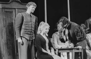 Szenenbilder aus "Weiberkomödie", Schauspiel von Heiner Müller. Volksbühne Berlin, 29.05.1971 (Premiere 25. Juni 1971)