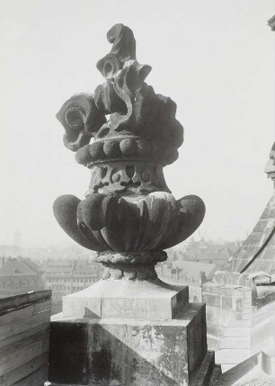 Vase auf dem Giebel : Dresden-Altstadt. Frauenkirche, Eingang B. Vase auf dem Giebel (um 1730)