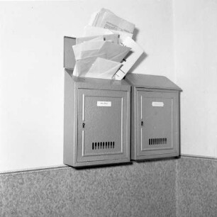 Verhinderung von Einbrüchen. Überfüllte Briefkästen weisen auf nichtanwesende Wohnungsinhaber hin