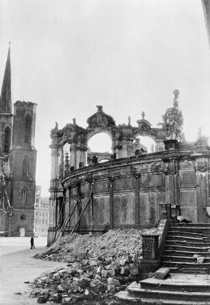 Dresden, Ruine des Glockspielpavillons. Ansicht von der Sophienstraße
