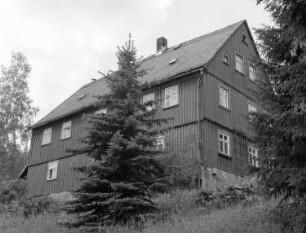 Klingenthal-Zwota, Am Mühlgraben 5. Wohnhaus. Gartenansicht
