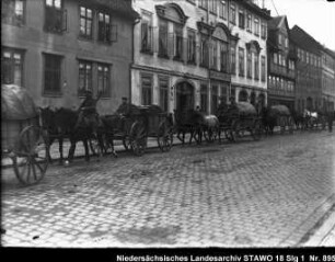 Rückkehr des Feld-Artillerie-Regiments Nr. 46 und Einzug der Regierungstruppen in Wolfenbüttel Enthält:Platte 4, Soldaten auf mit Pferden bespannten Wagen fahren durch die Breite Herzogstr.