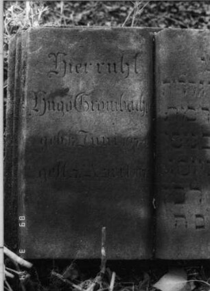 Grabstein 475 (Index: 100093137) Zustand: liegend Maße HxBxT: 38x49x45 cm Beschreibung: Stein in Form eines aufgeschagenen Buches Besonderheit: Kindergrab: Grabstein 475B