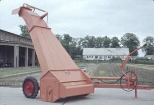 Schlegelhäcksler E 087 ; Grundgerät, Arbeitsstellung ; Vorderansicht