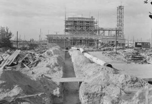 Industrie-Kraftwerk. Baustelle Maschinenhaus, im Vordergrund ein Rohrleitungsgraben : Lauta (Niederlausitz). Industrie-Kraftwerk. Baustelle Maschinenhaus, im Vordergrund ein Rohrleitungsgraben