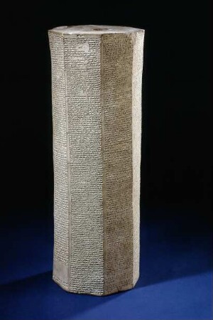 Achtseitiges Prisma mit Weihinschrift Tiglatpilesars I. von Assyrien