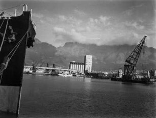 Getreidespeicher : Blick auf den Getreidespeicher im Hafen von Kapstadt. Rechts ein Verladekran