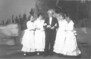Die Jungfern vom Bischofsberg. Lustspiel in fünf Akten von Gerhart Hauptmann. Staatsschauspiel Dresden, Dresdner Erstaufführung am 1.09.1927 : Gerhart Hauptmann mit den Jungfern vom Bischofsberg (vermutlich in der Inszenierung vom 13.09.1932 anläßlich seines 70. Geburtstages)