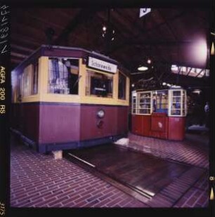 S-Bahnzug und Wanne im Lokschuppen