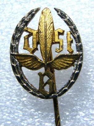 Treueabzeichen in Silber Deutscher Stenografenbund (mit langer Nadel) : Sammlung Beinhorn. Treueabzeichen in Silber Deutscher Stenografenbund (DStB mit geflügelter Feder im Lorbeerkranz, mit langer Nadel). Metall, versilbert; Maße (ohne Nadel) 20,5 x 16 mm (1975). Dresden: SLUB R c 0217