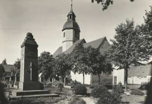 Walda, Kirchhof mit Kriegerdenkmal und Dorfkirche