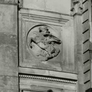 Dresden, Ausstellungsgebäude des Sächsischen Kunstvereins, Fassade, Medaillon mit Pegasus