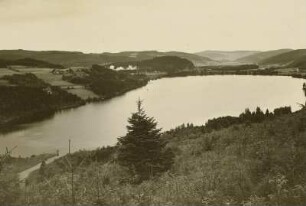 Schwarzwald. Der Titisee, von Süden gesehen (Der See verdankt dem Titiseegletscher seine Entstehung, der die tiefsten Teile des Seebeckens aushobelte. Blick auf die den See aufstauenden Moränenwälle.)