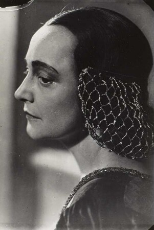 Antonia Dietrich als Eleonore von Este : Antonia Dietrich als Eleonore von Este in "Torquato Tasso" von Johann Wolfgang von Goethe. Schauspielhaus Dresden, 1941