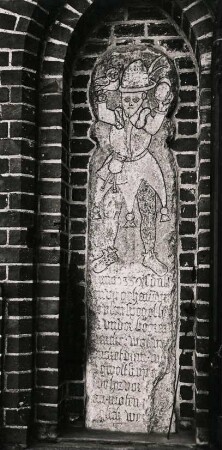 Mölln. Erinnerungsplatte Till Eulenspiegels aus der Mitte des 16. Jh. in einer Nische an der linken Außenseite der St. Nicolai Kirche