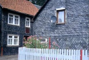 Detail eines Hausgiebels und des Vorgartens