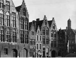 Häuser am Van-Eyck-Platz mit Turm der Hanse, Brügge, Flandern, Belgien
