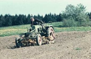 Fotografie: Pflegegerät, Zwischenachsanbau, Hackmaschine, Geräteträger