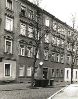 Dresden-Pieschen, Trachenberger Straße 51/55/Ecke Seumestraße. Dreifachwohnhaus mit Lädeneinbau (um 1900). Straßenansicht (Nr. 53)
